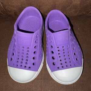 Native Kids Water Shoes in Purple and White